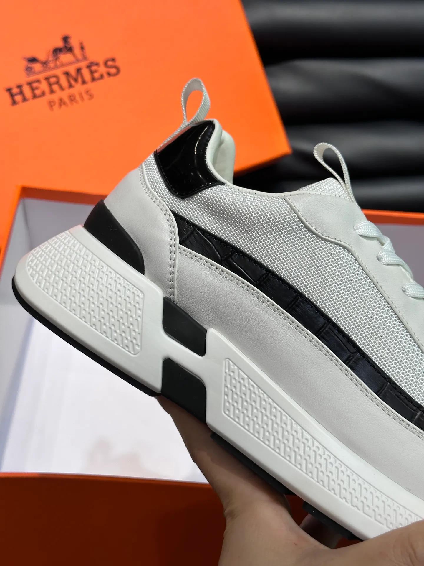 Factory price: 520💰HERMES/Hermes Hugo thick-soled sneakers are casual men's shoes. These sneakers are made of imported first-layer cowhide leather and breathable mesh design. The contrasting color design creates a dynamic and modern shape. The front end of the toe is decorated with natural-color rubber inlays, making it novel and fashionable. The texture is incomparable, with cowhide lining and cowhide foot pads, the upper foot is comfortable and breathable, and the rubber sole is decorated with geometric patterns and iconic "H" details. A very personal one! Size: 39-44 (customized at 38.45)